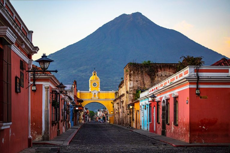 Vista de Antigua Guatemala con el volcan de Agua