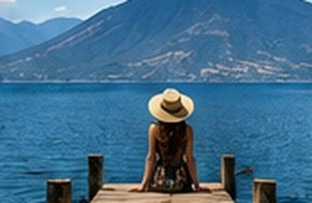 Muelle con vista a las montañas que rodean el Lago de Atitlán