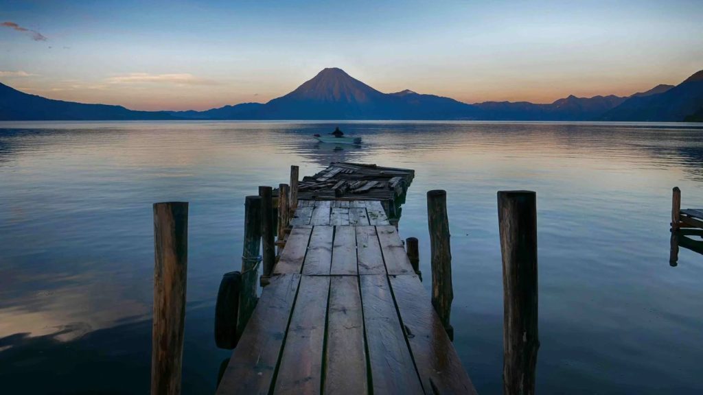Atardecer sobre el Lago de Atitlan