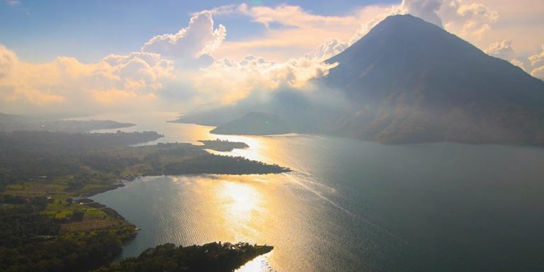 Lago de Atitlan rodeado de volcanes