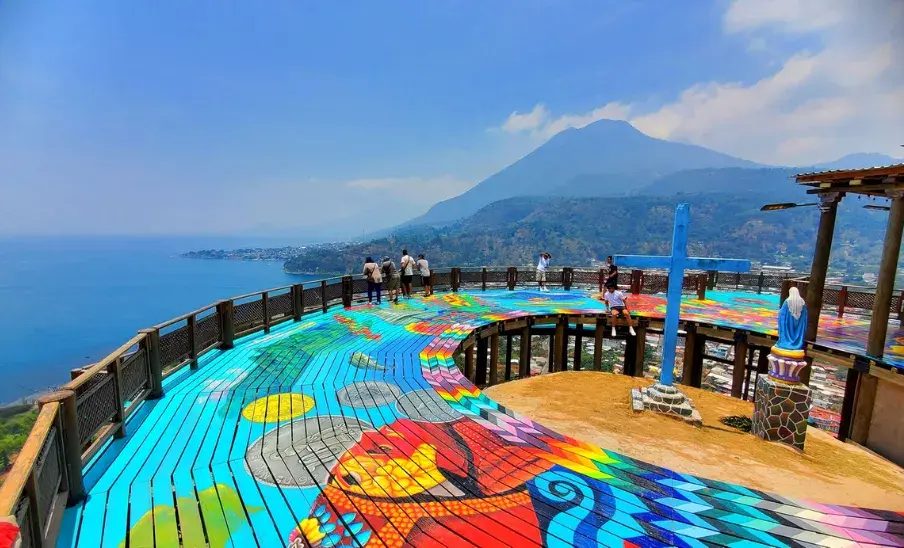Mirador sobre el Lago de Atitlan