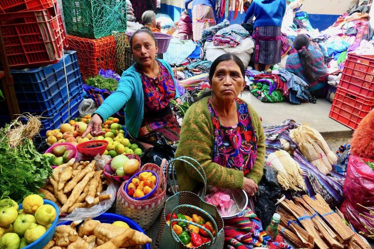 Puestos de textiles en el mercado de Chichicastenango