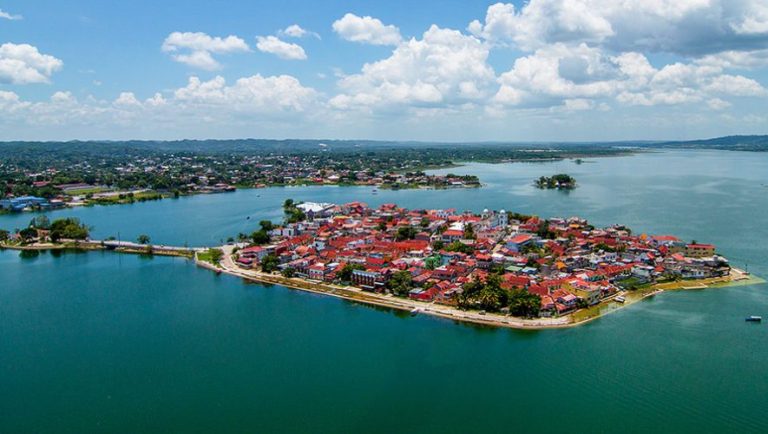 Isla de Flores sobre el lago Peten Itza