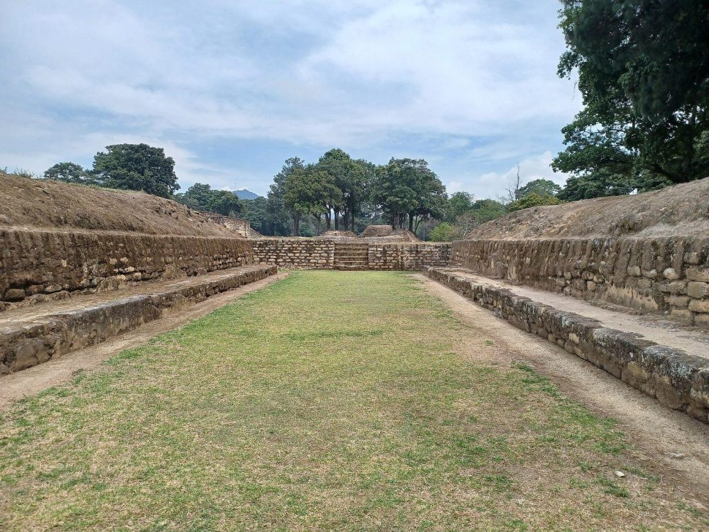 Plaza ceremonial del sitio arqueologico de Iximche