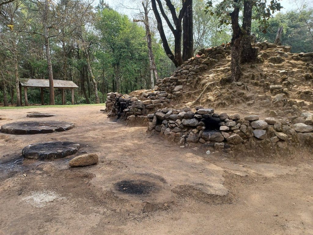 Plazas y estructuras de Iximche
