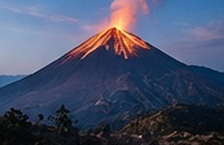 Vista del Volcán de Pacaya con fumarola