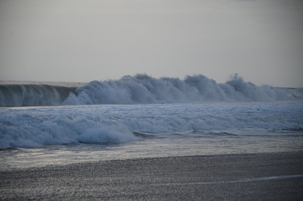Playa de arena volcanica en Monterrico