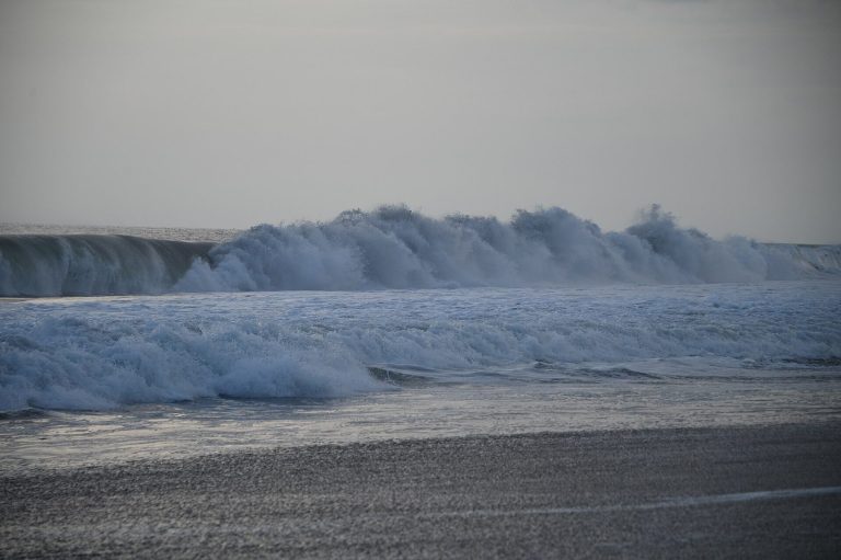 Playa de arena volcanica en Monterrico