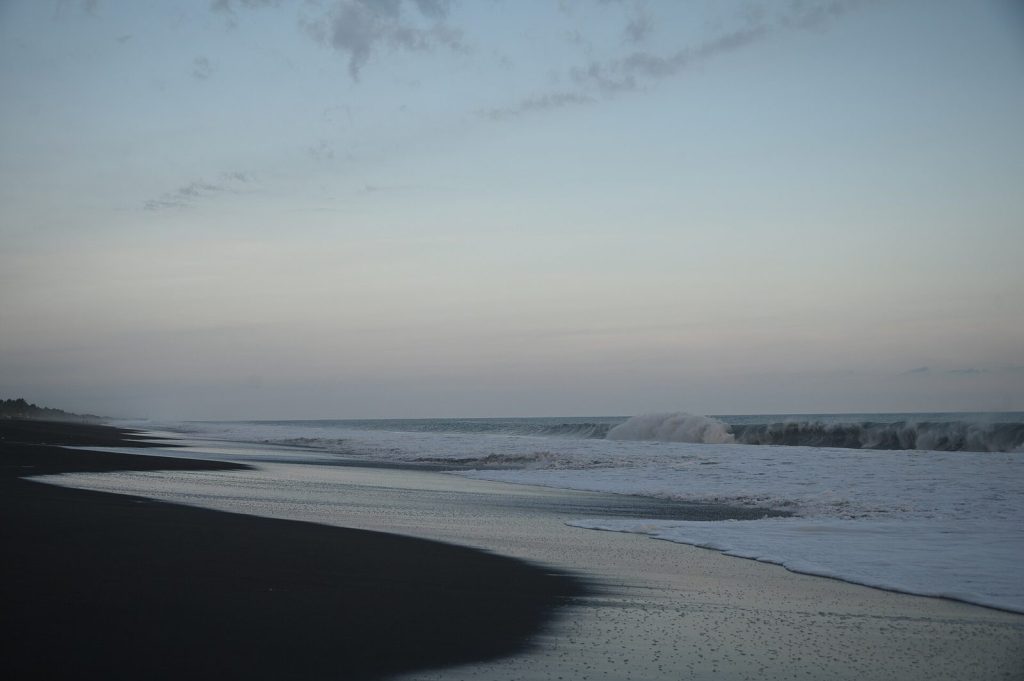 Atardecer en la playa de Monterrico