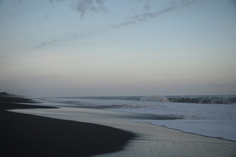 Atardecer en la playa de Monterrico
