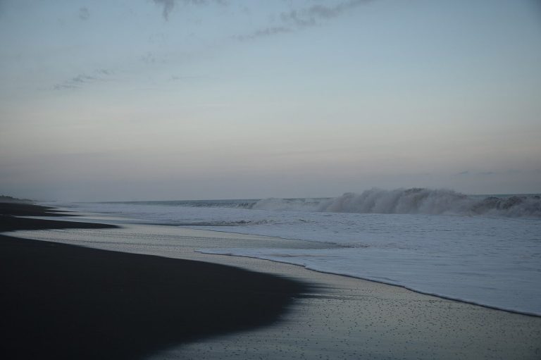 Olas en la costa del Pacifico de Guatemala