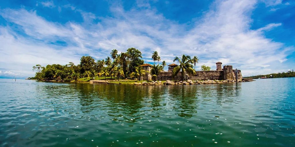 Castillo de San Felipe de Lara a orillas del Rio Dulce