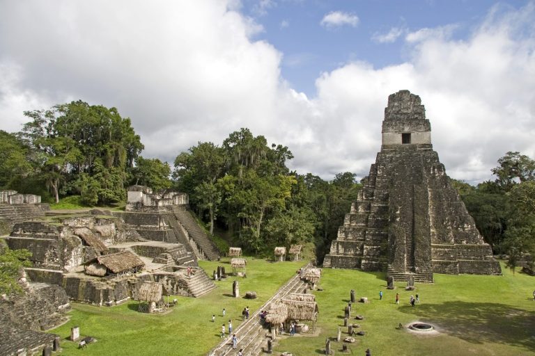 Templo maya en el Parque Nacional Tikal